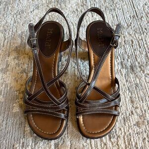 Vintage Y2K Mudd contrast stitch brown and gold strappy chunky heels size 7.5